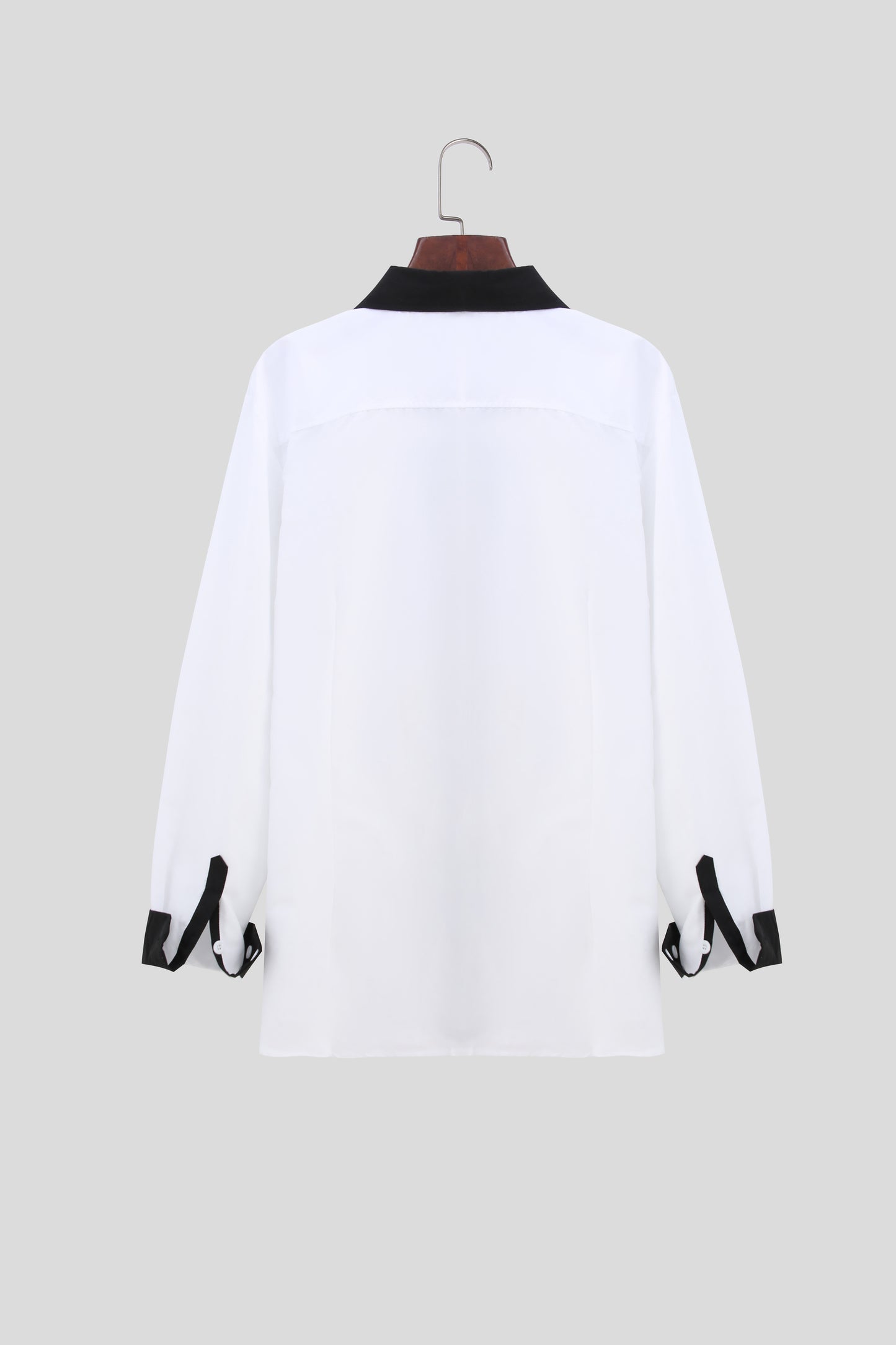 A Handsome Business And Fashionable Long-sleeved Shirt With Contrasting Colors For A Teenage Man